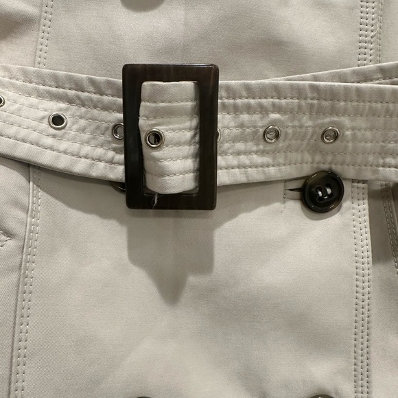 Zara double breasted trench coat. Size XS. Beige and gold hardware detailing. - Picture 6 of 15